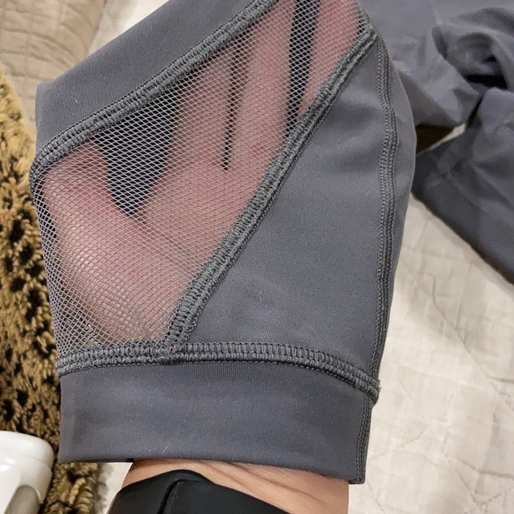 Lululemon mesh in motion  crop leggings - Picture 5 of 8